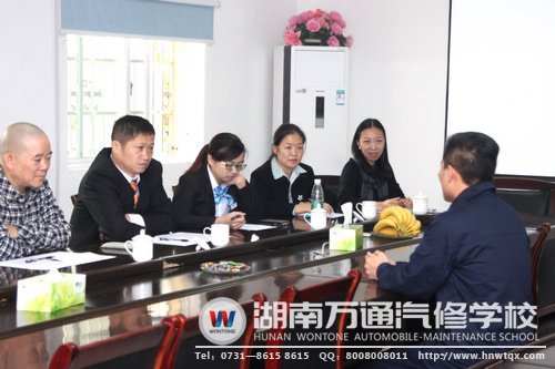 面對五位面試官，學(xué)子依然從容自如