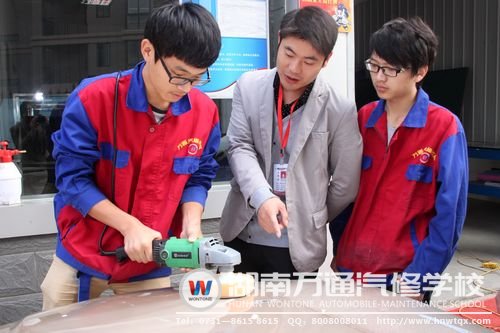 湖南萬通學(xué)子在老師的引導(dǎo)下學(xué)習(xí)專業(yè)汽車美容技能