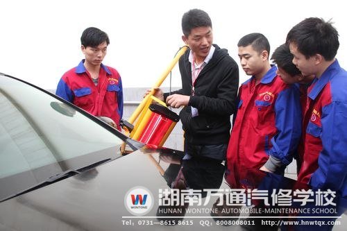 丁老師悉心教導(dǎo)學(xué)生