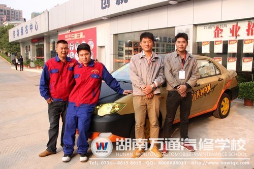 丁老師與其他老師，帶領(lǐng)學(xué)生改裝汽車