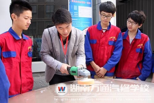 余磊老師指導學生實踐場景