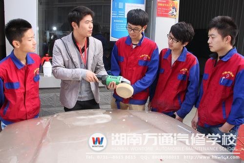 余老師細心解答學生疑惑