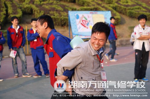 師生一起夾氣球，同樂！