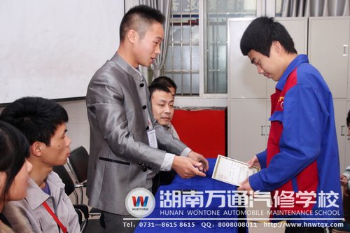 頒發(fā)專業(yè)課程認(rèn)證書