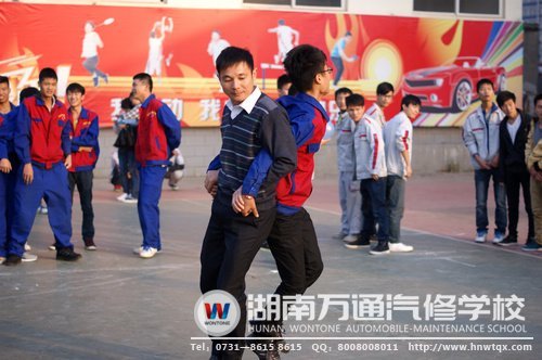 班主任老師與同學(xué)們共歡樂！