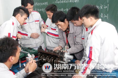 湖南萬(wàn)通專業(yè)老師用耐心和細(xì)心傳授學(xué)生扎實(shí)技能