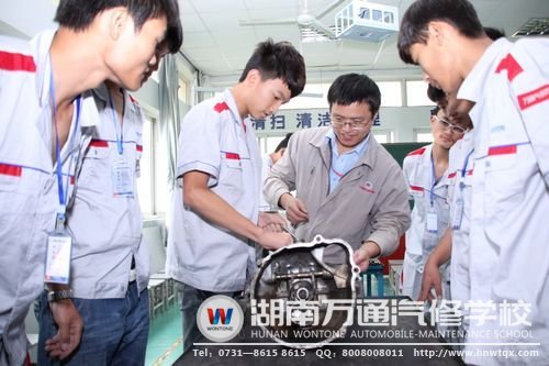 學生利用先進的教學設備實訓，掌握實用技能