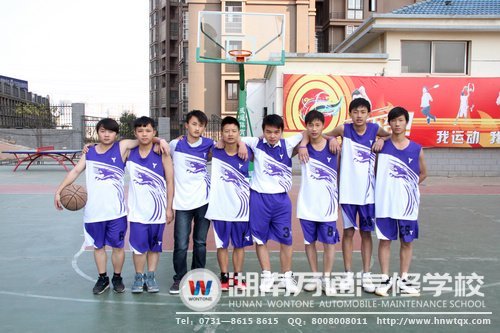 絢麗多彩的籃球隊(duì)服很是打眼