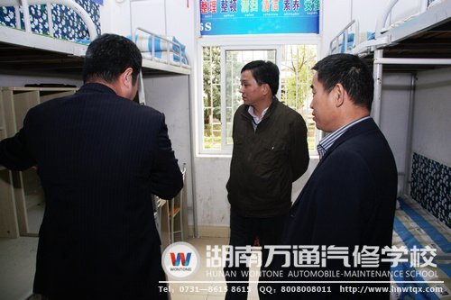 劉局長參觀學(xué)生宿舍&rdquo;