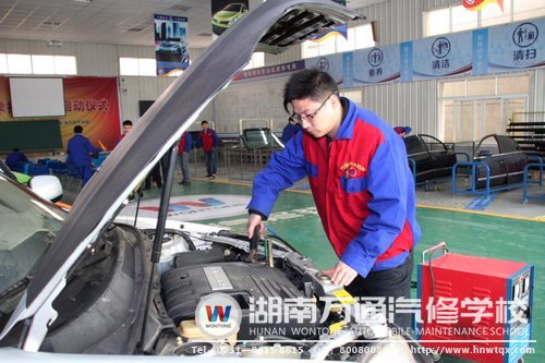 鄧勇波認(rèn)為，開汽車美容店，自己就要有專業(yè)的技術(shù)作支撐