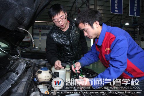 蔡強(qiáng)在學(xué)校里學(xué)得不亦樂(lè)乎