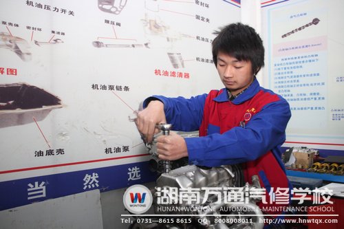 伍艷軍告別了曾經(jīng)的打工、學(xué)徒生涯，來(lái)到了湖南萬(wàn)通學(xué)汽修