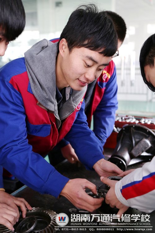 湖南萬通學子正在實踐