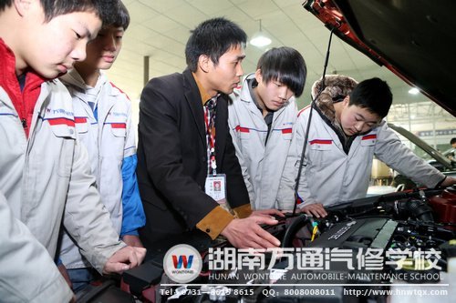 同學們在老師的指導下進行新車實訓