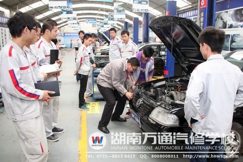 湖南萬通采用分組實(shí)訓(xùn)教學(xué)發(fā)，老師手把手指導(dǎo)學(xué)生實(shí)踐