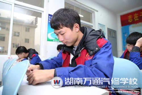 理論考場，學(xué)子認(rèn)真作答