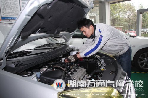 伏帥來到了湖南萬通，學習小車修理技術