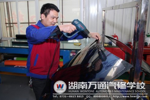 龍邵華拿起工具，學(xué)起了汽車美容