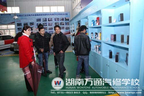 學(xué)子參觀汽車美容中心