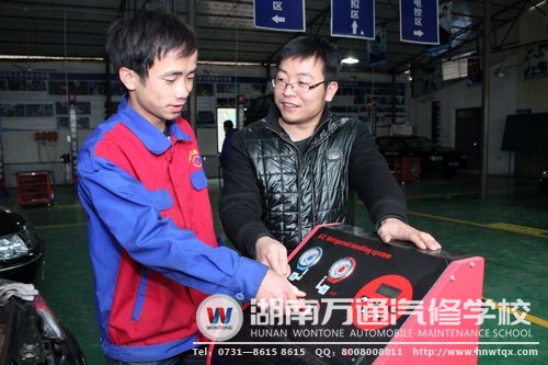 蔡強同學(xué)在老師的手把手教學(xué)下，學(xué)到了實實在在的汽修技藝