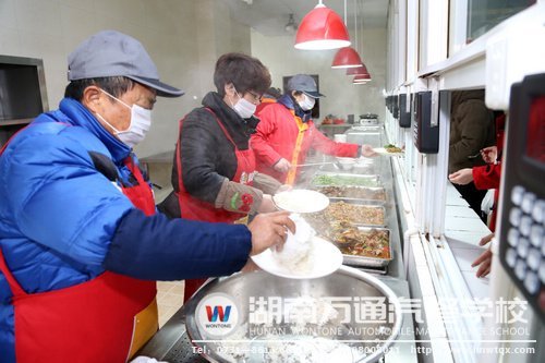 餐廳工作人員為師生奉上熱騰騰的飯菜