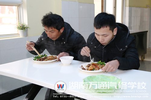 來報(bào)名的新生和家長在餐廳享用午餐