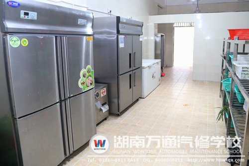 餐廳廚房干凈整潔，確保學(xué)子飲食安全