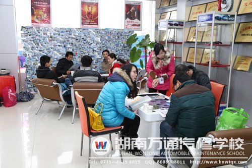 雨雪紛飛之時(shí)，前來(lái)報(bào)名的學(xué)子絡(luò)繹不絕