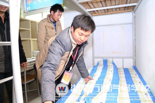 細(xì)節(jié)顯出辦學(xué)品質(zhì)（圖為班主任為新生整理床鋪）