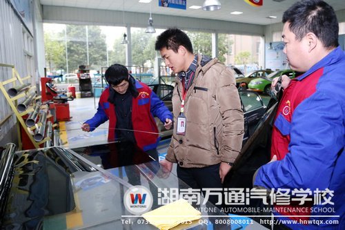 教學(xué)模式凸顯辦學(xué)實(shí)力（專業(yè)教師正手把手指導(dǎo)學(xué)生）