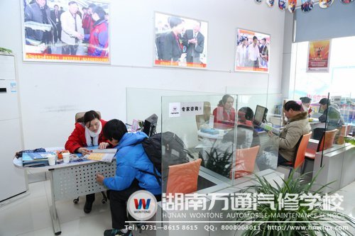 寒冷擋不住參觀咨詢的學(xué)生家長