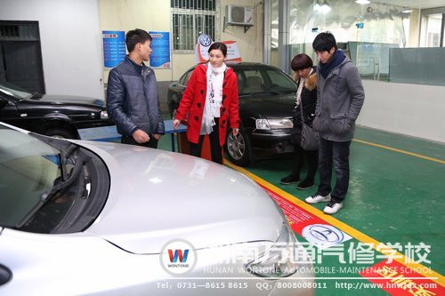 參觀學(xué)校時(shí)，家長(zhǎng)與學(xué)生對(duì)學(xué)校設(shè)備很認(rèn)可