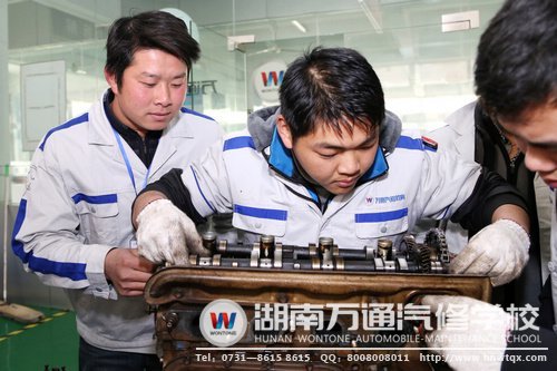 陳林軍（左一）與同學(xué)一起分組實(shí)踐操作