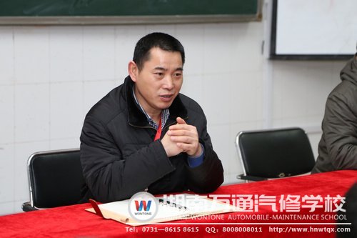 潘助理仔細(xì)解答新生們提出的問(wèn)題