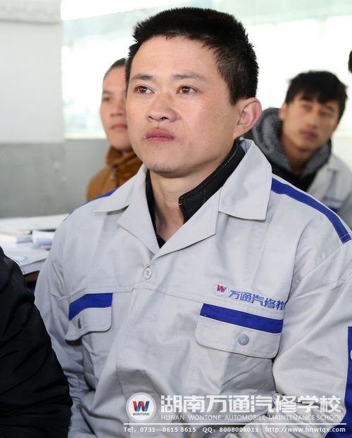 龔安保正在認真聽老師講解汽車知識