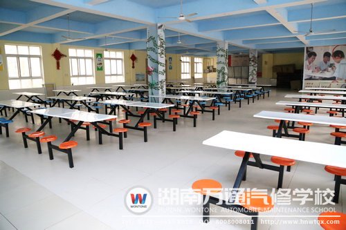 一塵不染的餐廳，保障學(xué)生飲食安全