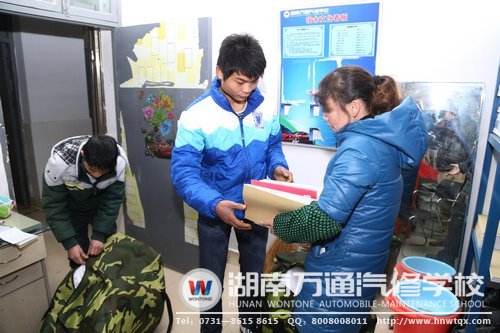 學(xué)校倉管工作人員仔細(xì)地為學(xué)生發(fā)放開學(xué)物品