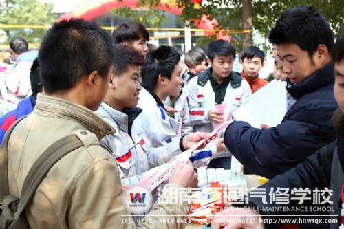 中獎的同學(xué)們開心兌獎