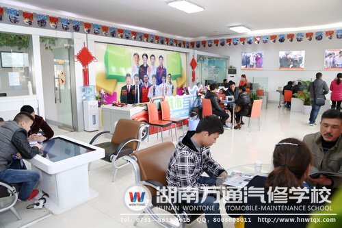 新生學(xué)子&ldquo;組團(tuán)咨詢報(bào)名&rdquo;