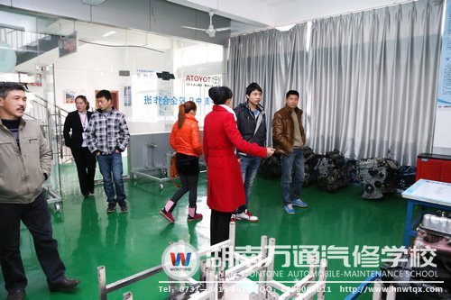 咨詢老師向?qū)W生家長(zhǎng)介紹學(xué)校的各類(lèi)實(shí)訓(xùn)設(shè)備和上課模式