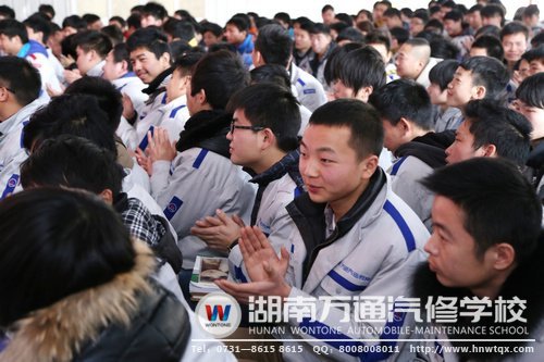 朱教授的講學(xué)激起了同學(xué)們的熱情！