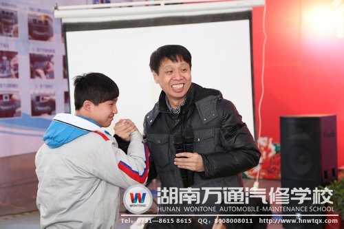 朱軍教授與學(xué)子&ldquo;比腕力&rdquo;！