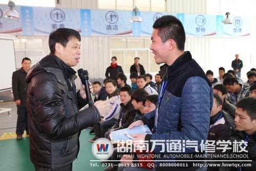 在朱軍教授講學(xué)現(xiàn)場，艾博夫十分引人注目