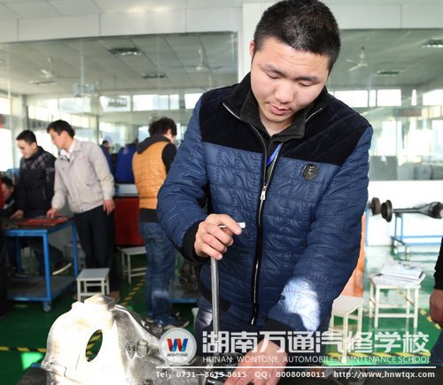 艾博夫在學(xué)習(xí)汽車發(fā)動機(jī)課程