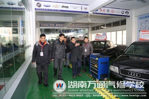 朱教授參觀湖南萬通的汽車實(shí)訓(xùn)中心