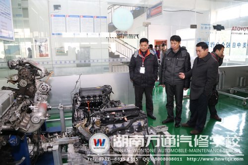 朱教授參觀湖南萬通的實(shí)訓(xùn)設(shè)備