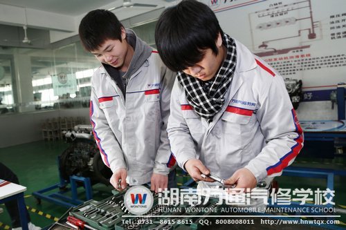 賀凌峰與同學(xué)一起分組實(shí)訓(xùn)