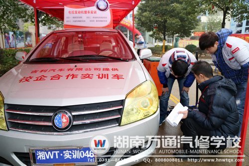 老師手把手指導(dǎo)學(xué)生進(jìn)行實(shí)訓(xùn)