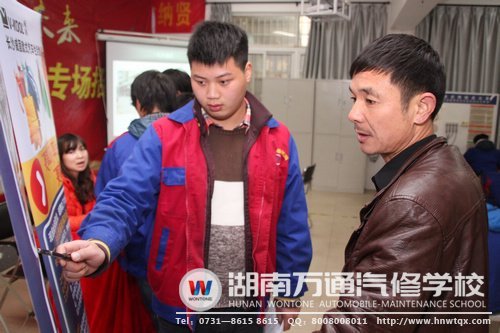 班主任幫助學(xué)子分析面試崗位