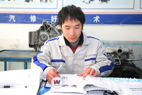 申子成認(rèn)真學(xué)習(xí)汽修理論知識(shí)